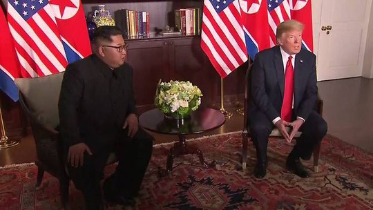Hai lãnh đạo Mỹ, Triều Tiên nói gì sau 48 phút đàm phán “một đối một”? - Ảnh 2. Hai lãnh đạo Mỹ, Triều Tiên nói gì sau 48 phút đàm phán “một đối một”? - Ảnh 2.