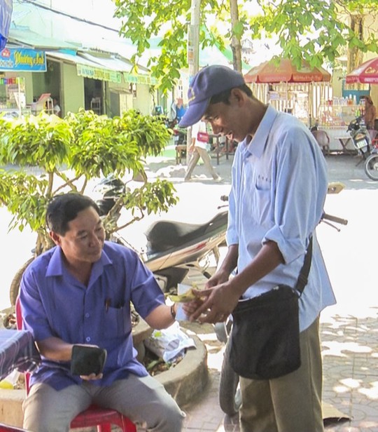 Người đàn ông nghèo bán vé số dạo chính thức trở thành công chức - Ảnh 2. Người đàn ông nghèo bán vé số dạo chính thức trở thành công chức - Ảnh 2.