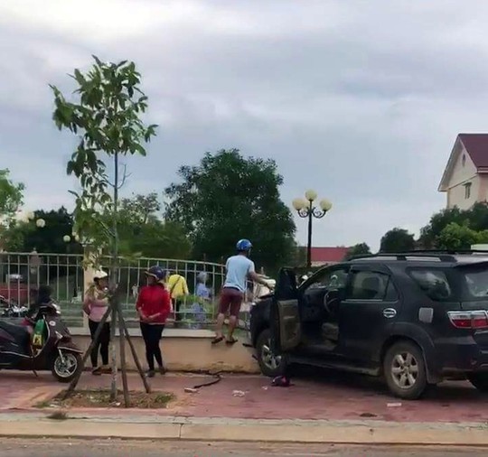 Sau khi cãi nhau, em rể lái xe con tông thẳng anh vợ rồi bỏ đi? - Ảnh 1. Sau khi cãi nhau, em rể lái xe con tông thẳng anh vợ rồi bỏ đi? - Ảnh 1.