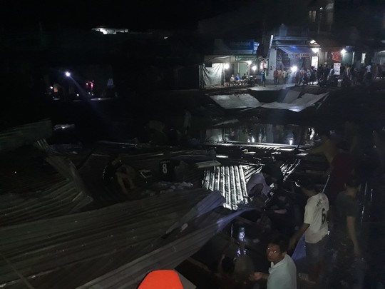 Sạt lở trong đêm nhấn chìm 3 ngôi nhà ở Đất Mũi - Ảnh 2. Sạt lở trong đêm nhấn chìm 3 ngôi nhà ở Đất Mũi - Ảnh 2.