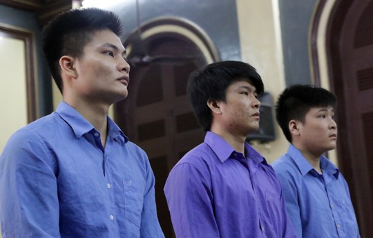 Đòi chở bạn gái của người khác, 3 anh em cùng ngồi tù - Ảnh 1. Đòi chở bạn gái của người khác, 3 anh em cùng ngồi tù - Ảnh 1.