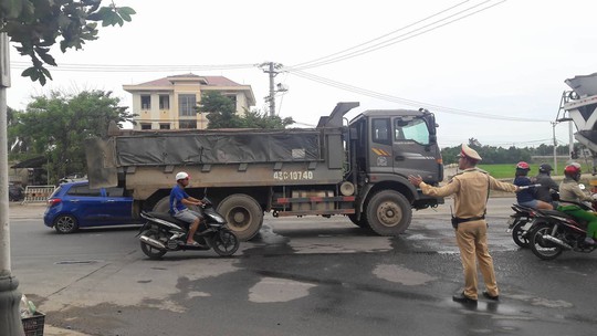 Đà Nẵng: Người dân tiếp tục chặn xe tải phá nát đường, gây ô nhiễm - Ảnh 3.