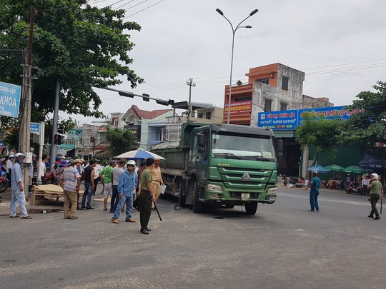 Xe ben tông xe đạp, cụ ông 93 tuổi tử vong tại chỗ - Ảnh 1. Xe ben tông xe đạp, cụ ông 93 tuổi tử vong tại chỗ - Ảnh 1.