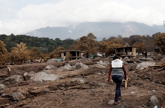 Guatemala: Một mình tìm 50 người thân bị núi lửa chôn vùi - Ảnh 2. Guatemala: Một mình tìm 50 người thân bị núi lửa chôn vùi - Ảnh 2.