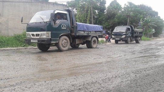 Đà Nẵng: Người dân tiếp tục chặn xe tải phá nát đường, gây ô nhiễm - Ảnh 4.