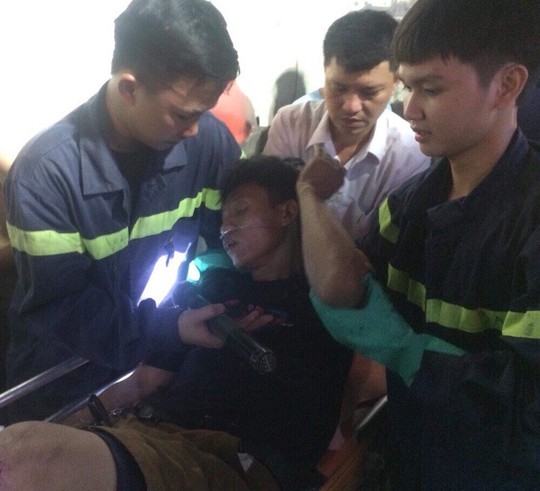 Dùng máy cắt giải cứu tài xế bị thương mắc kẹt trong cabin dập nát - Ảnh 1.