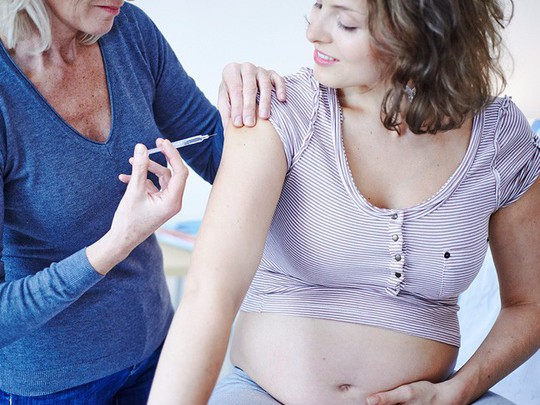 Có nên tiêm vắc-xin cúm nếu đang mang thai? - Ảnh 1.