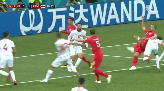 Trọng tài trận Anh-Tunisia bị “ném đá” vì không dùng VAR - Ảnh 1.