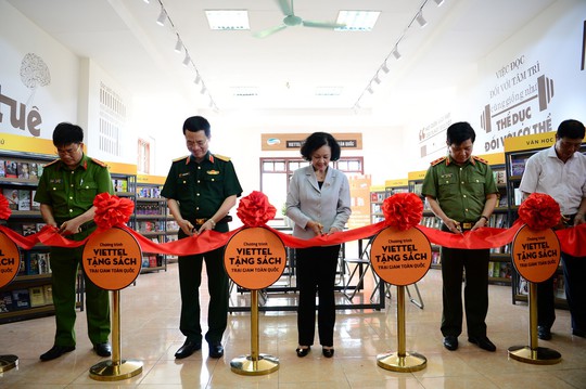 Viettel tặng sách cho các trại giam trên toàn quốc - Ảnh 1. Viettel tặng sách cho các trại giam trên toàn quốc - Ảnh 1.