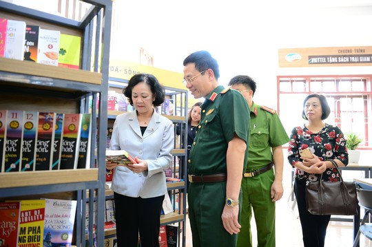 Viettel tặng sách cho các trại giam trên toàn quốc - Ảnh 2. Viettel tặng sách cho các trại giam trên toàn quốc - Ảnh 2.