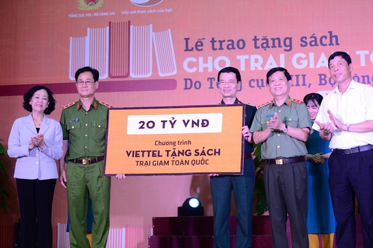 Viettel tặng sách cho các trại giam trên toàn quốc - Ảnh 3. Viettel tặng sách cho các trại giam trên toàn quốc - Ảnh 3.