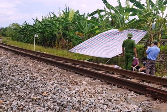 K&ecirc; đầu tr&ecirc;n đường ray, nam thanh ni&ecirc;n bị t&agrave;u c&aacute;n tử vong - Ảnh 1.