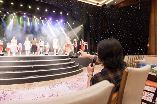 Sân khấu chung khảo phía Nam Hoa hậu Việt Nam 2018 là rừng hoa - Ảnh 2.