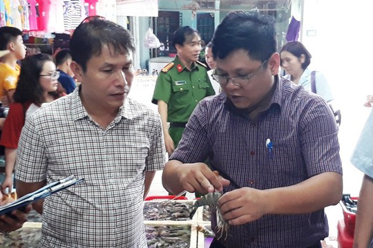 Phát hiện 2 cửa hàng hải sản ở Sầm Sơn bán tôm bơm tạp chất độc hại - Ảnh 1.