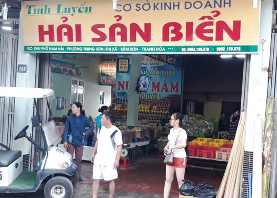 Phát hiện 2 cửa hàng hải sản ở Sầm Sơn bán tôm bơm tạp chất độc hại - Ảnh 3.