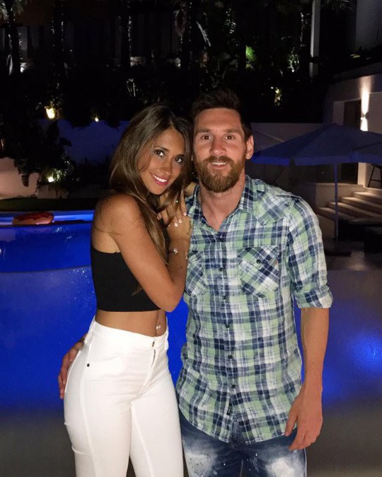 Cả thế giới quay lưng, Messi vẫn có vợ nóng bỏng bên cạnh - Ảnh 9.