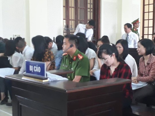 Hot girl Eximbank chiếm đoạt hơn 50 tỉ đồng tiều tụy hầu tòa lần 3 - Ảnh 2.