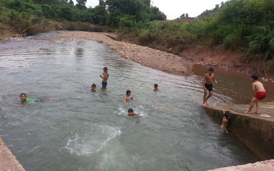 Dạy bơi miễn phí cho trẻ em ở 8 tỉnh - Ảnh 1.