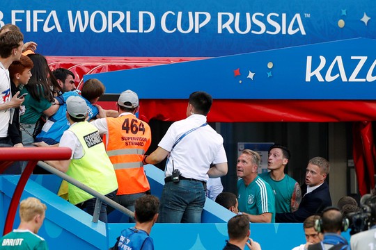 CĐV Đức dọa xử Ozil, người Anh sướng như vô địch World Cup - Ảnh 3.