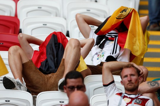 CĐV Đức dọa xử Ozil, người Anh sướng như vô địch World Cup - Ảnh 2.