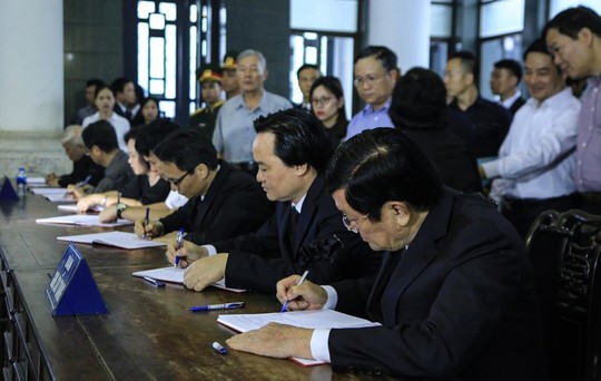 Nguyên Chủ tịch nước Trương Tấn Sang tiễn biệt GS Phan Huy Lê - Ảnh 21.