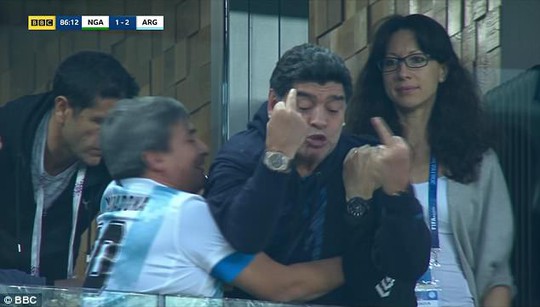 Maradona: Chửi thề, giơ ngón tay thối và… ngất xỉu trên sân - Ảnh 4.