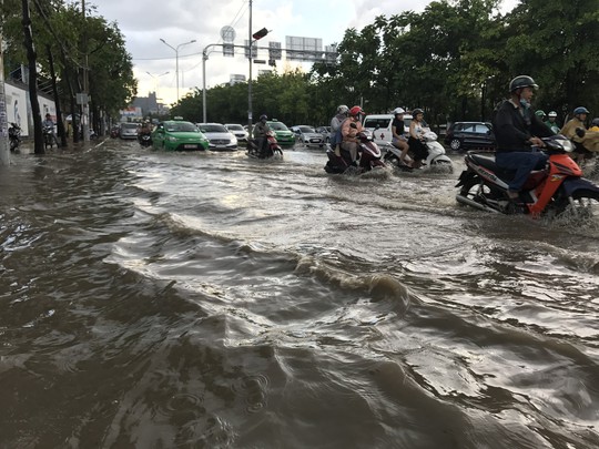 Đường Nguyễn Hữu Cảnh lại ngập mênh mông - Ảnh 1.