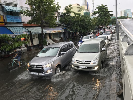 Đường Nguyễn Hữu Cảnh lại ngập mênh mông - Ảnh 5.
