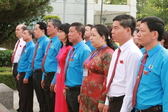 Đoàn Đại biểu CNVC-LĐ TP HCM dâng hương, dâng hoa tượng đài Bác Hồ, Bác Tôn - Ảnh 1.