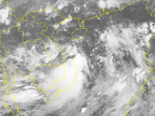 Áp thấp nhiệt đới mạnh lên thành bão, “quét” dọc miền Trung - Ảnh 2.
