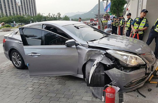 “Công dân Triều Tiên đào tẩu” lao xe vào cổng Đại sứ quán Mỹ - Ảnh 1.