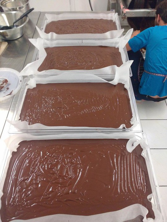 Hành trình biến hạt ca cao thành món chocolate vạn người mê - Ảnh 18.