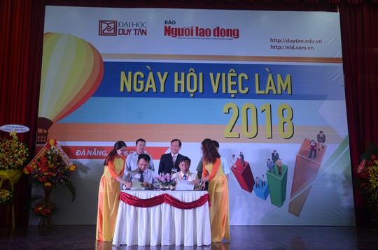 Gần 100 doanh nghiệp tham gia ngày hội việc làm tại Đà Nẵng - Ảnh 2. Gần 100 doanh nghiệp tham gia ngày hội việc làm tại Đà Nẵng - Ảnh 2.