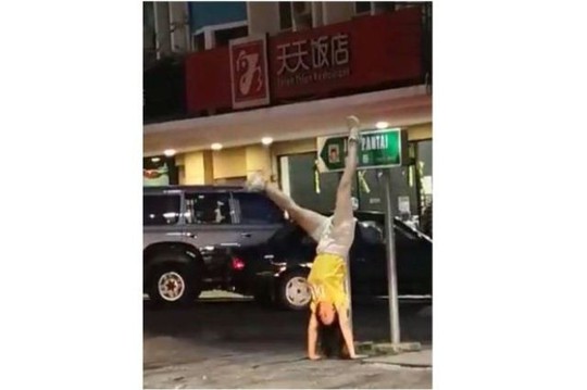 Nữ du khách Trung Quốc gây “bão” vì trồng cây chuối ở Malaysia - Ảnh 1. Nữ du khách Trung Quốc gây “bão” vì trồng cây chuối ở Malaysia - Ảnh 1.
