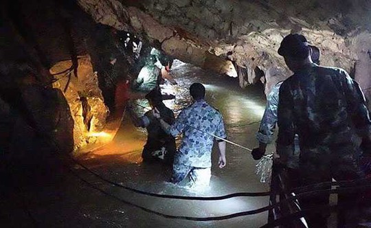 Thợ lặn bị nước xé toạc mặt nạ ở cửa hang Tham Luang - Ảnh 2.