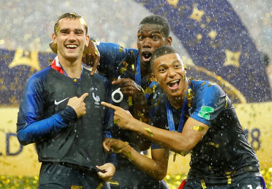 Dân Pháp ăn mừng sáng đêm vì ngôi vương World Cup - Ảnh 4.