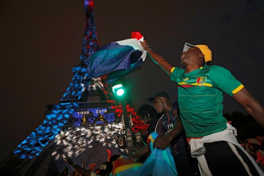 Dân Pháp ăn mừng sáng đêm vì ngôi vương World Cup - Ảnh 10.