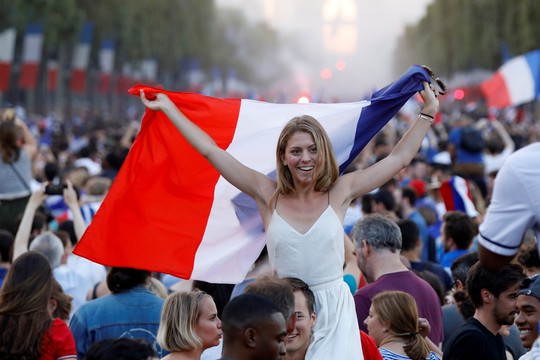 Dân Pháp ăn mừng sáng đêm vì ngôi vương World Cup - Ảnh 8.