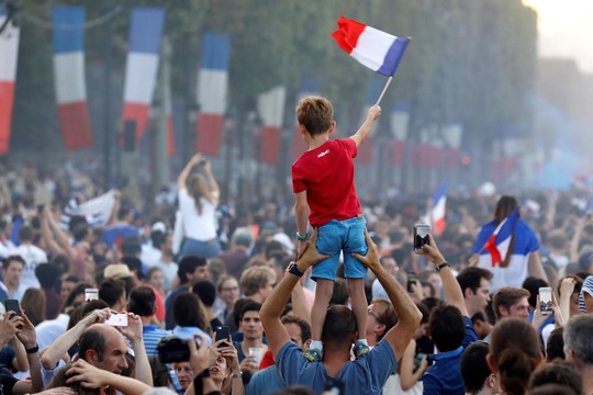 Dân Pháp ăn mừng sáng đêm vì ngôi vương World Cup - Ảnh 6.
