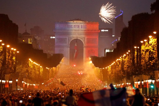 Dân Pháp ăn mừng sáng đêm vì ngôi vương World Cup - Ảnh 5.