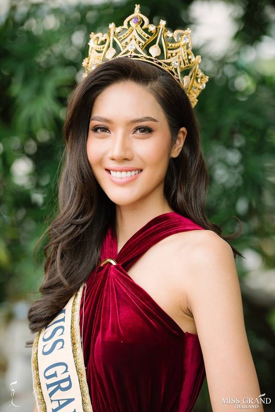 Xôn xao tân Hoa hậu Hòa bình Thái Lan quỳ lạy cha mẹ - Ảnh 7.
