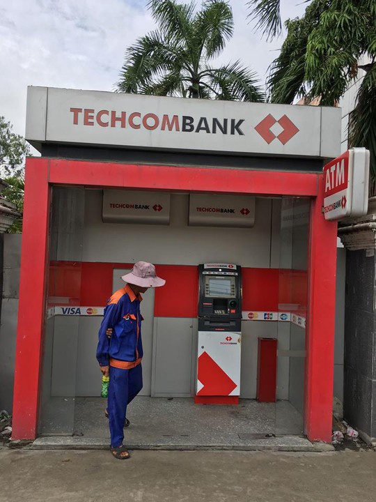 TP HCM: Trụ ATM Techcombank bị trộm đục - Ảnh 1.