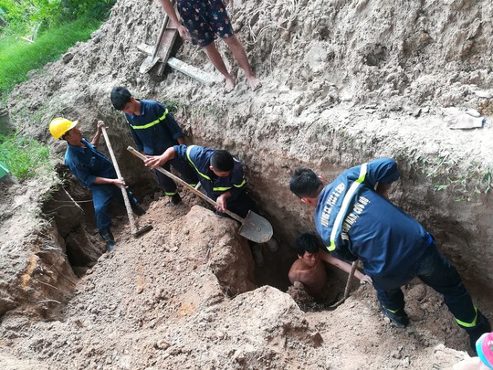 Đào bới cứu người bị vùi lấp dưới lớp đất sâu 2,5m - Ảnh 1.