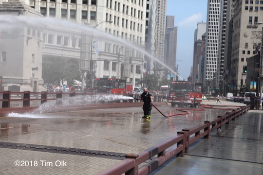 Mỹ: Nóng tới mức cứu hỏa phải phun nước cứu cầu thép - Ảnh 2.