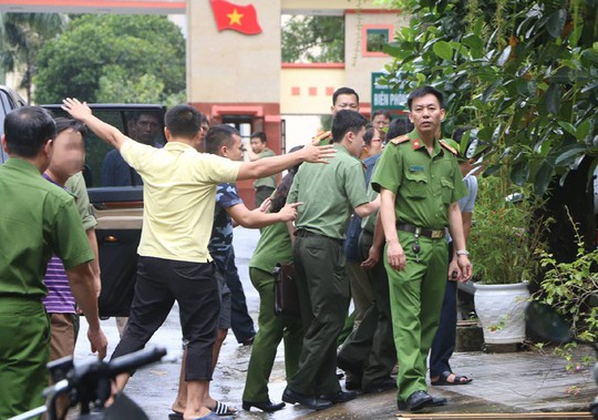 Cận cảnh khám nhà ông Vũ Trọng Lương trong vụ bê bối điểm thi Hà Giang - Ảnh 9.