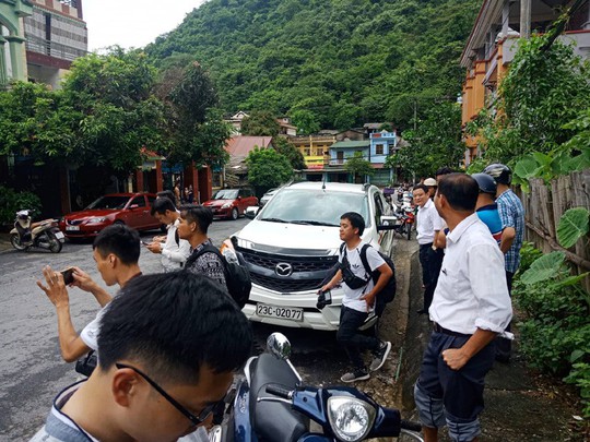 Cận cảnh khám nhà ông Vũ Trọng Lương trong vụ bê bối điểm thi Hà Giang - Ảnh 12.