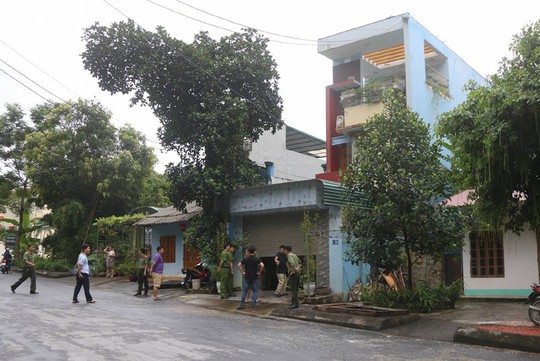Cận cảnh khám nhà ông Vũ Trọng Lương trong vụ bê bối điểm thi Hà Giang - Ảnh 6.