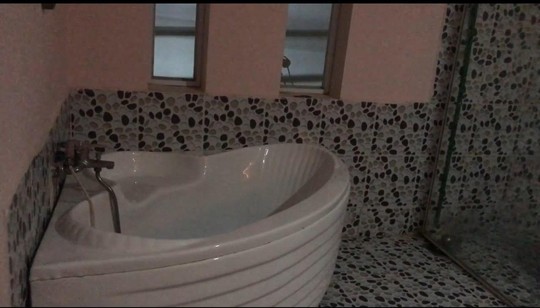 Video: Bắt quả tang tiếp viên tắm tiên, kích dục cho khách - Ảnh 6.
