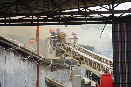 TP HCM: Cháy ngùn ngụt tại cơ sở sản xuất ghế sofa trên đường Trường Chinh - Ảnh 2.