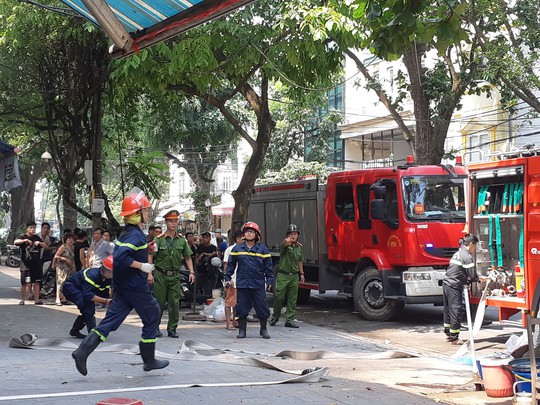 Hà Nội: Cháy lớn nhà kiểu Pháp trên phố, trẻ em lao thoát ra ngoài - Ảnh 11.